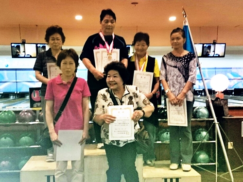 表彰台のシニア女性6人