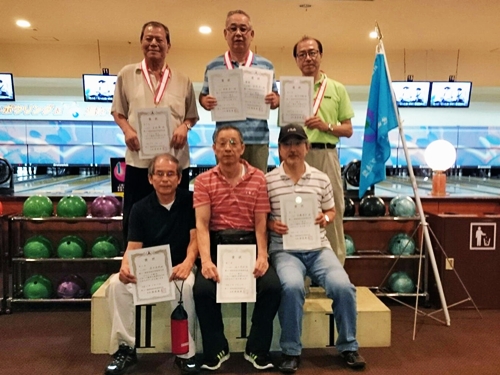 表彰台、シニアの6人