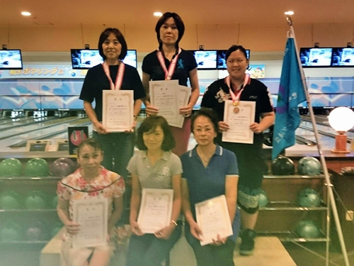 表彰台、一般女子6人