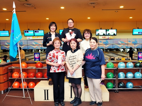 表彰台の笑顔の女子6名