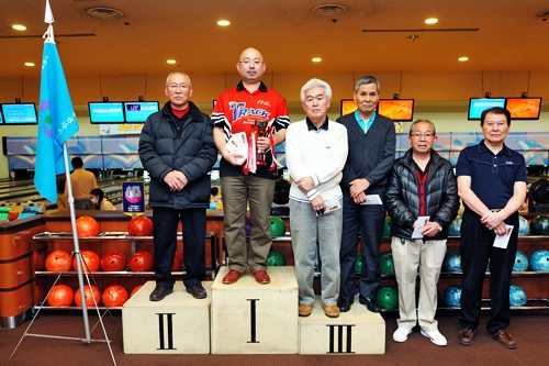 笑顔の表彰台の6名