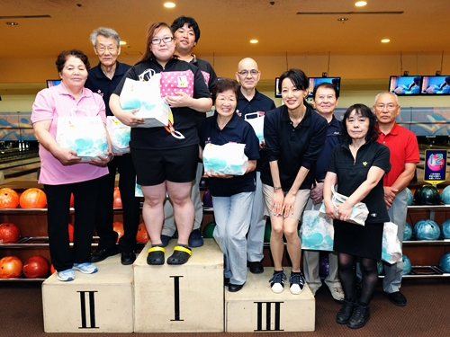 表彰台で笑顔の10人