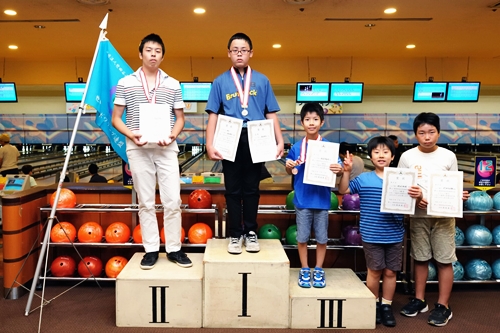 表彰台の3人と入賞者2人