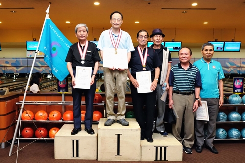 表彰台の三人と入賞者の三人