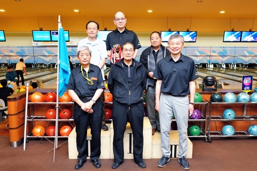 男子の部、笑顔の表彰台6人