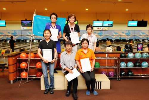 笑顔の表彰者6名